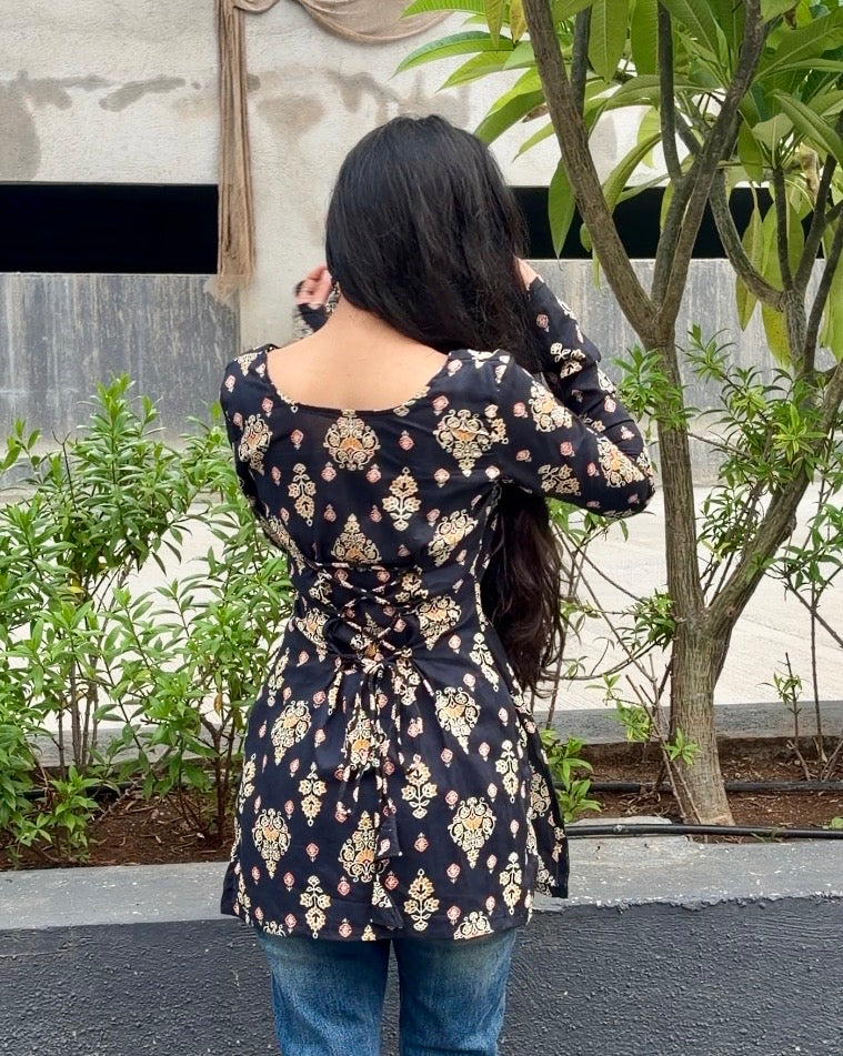 Inaya Kurti