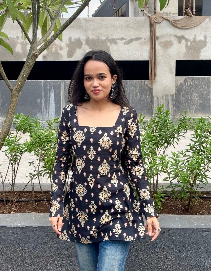 Inaya Kurti