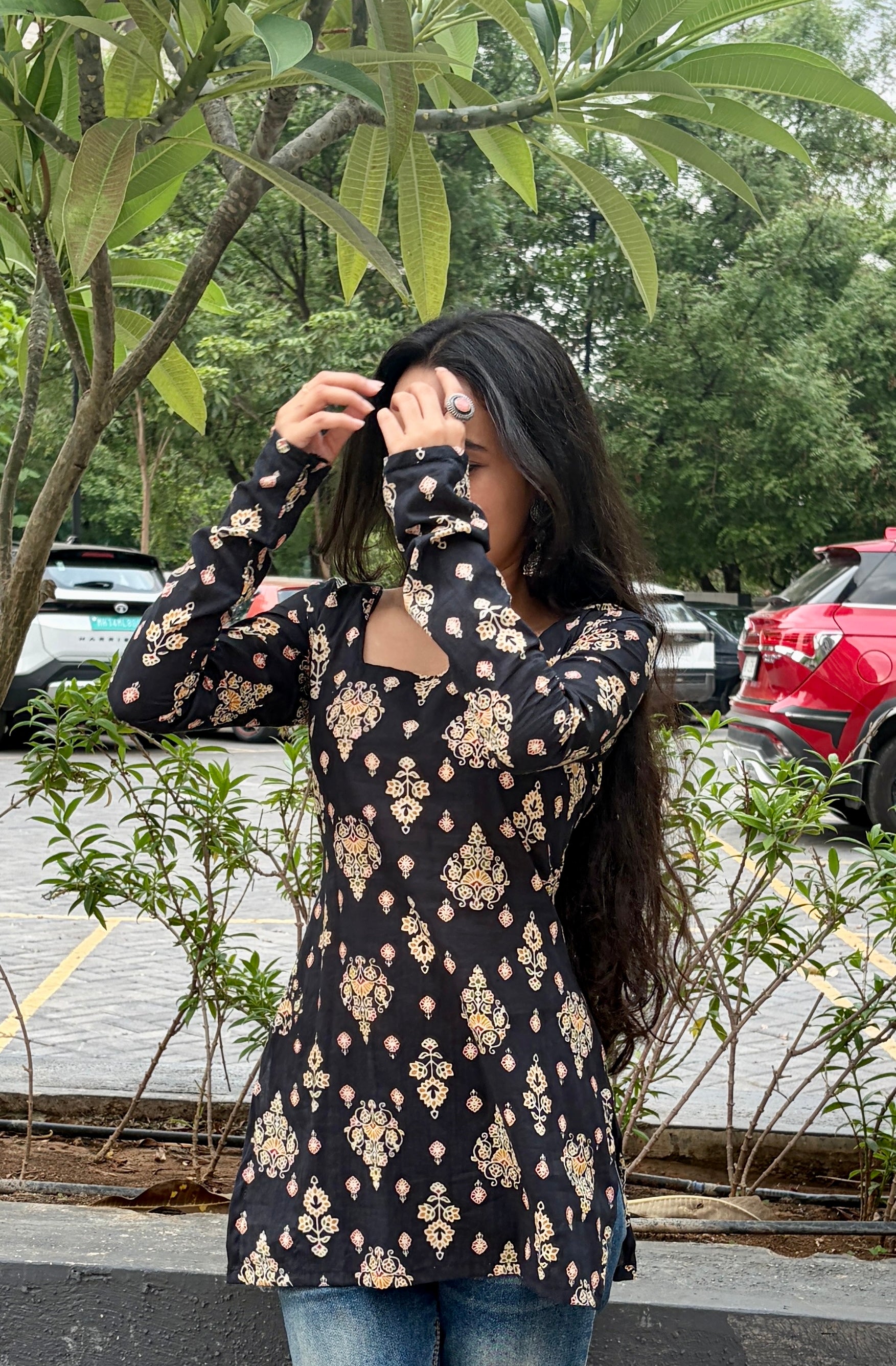 Inaya Kurti